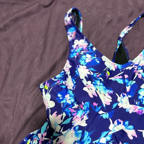 New xl one- piece swimsuit- perfect for summer, the pool, and more - Picture 2 of 10